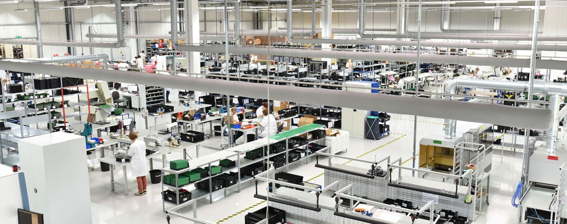 Gizli tehlikeleri önlemek için ön saflardaki polis memurları kesilme önleyici eldivenler giymelidir.